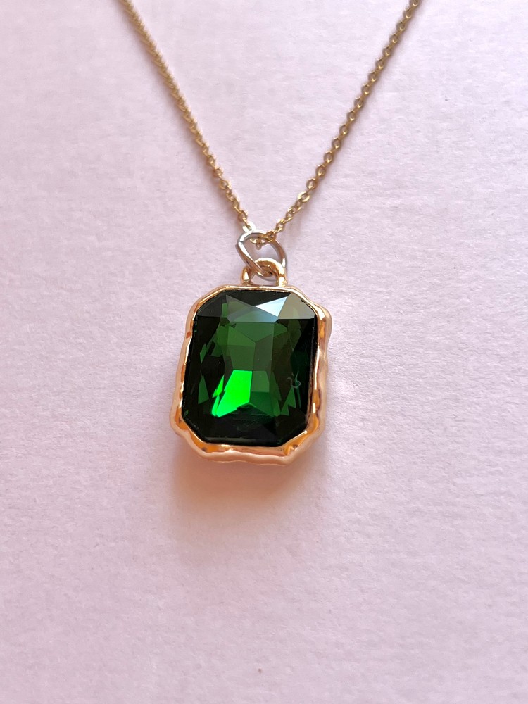 Κολιέ με Μενταγιόν Τετράγωνο Κρύσταλλο “Emerald Glow”