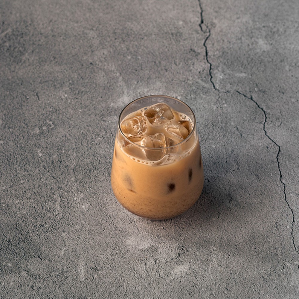 Date Cardamom Iced Oat Latte - لاتية شوفان مثلج بالتمر والهيل