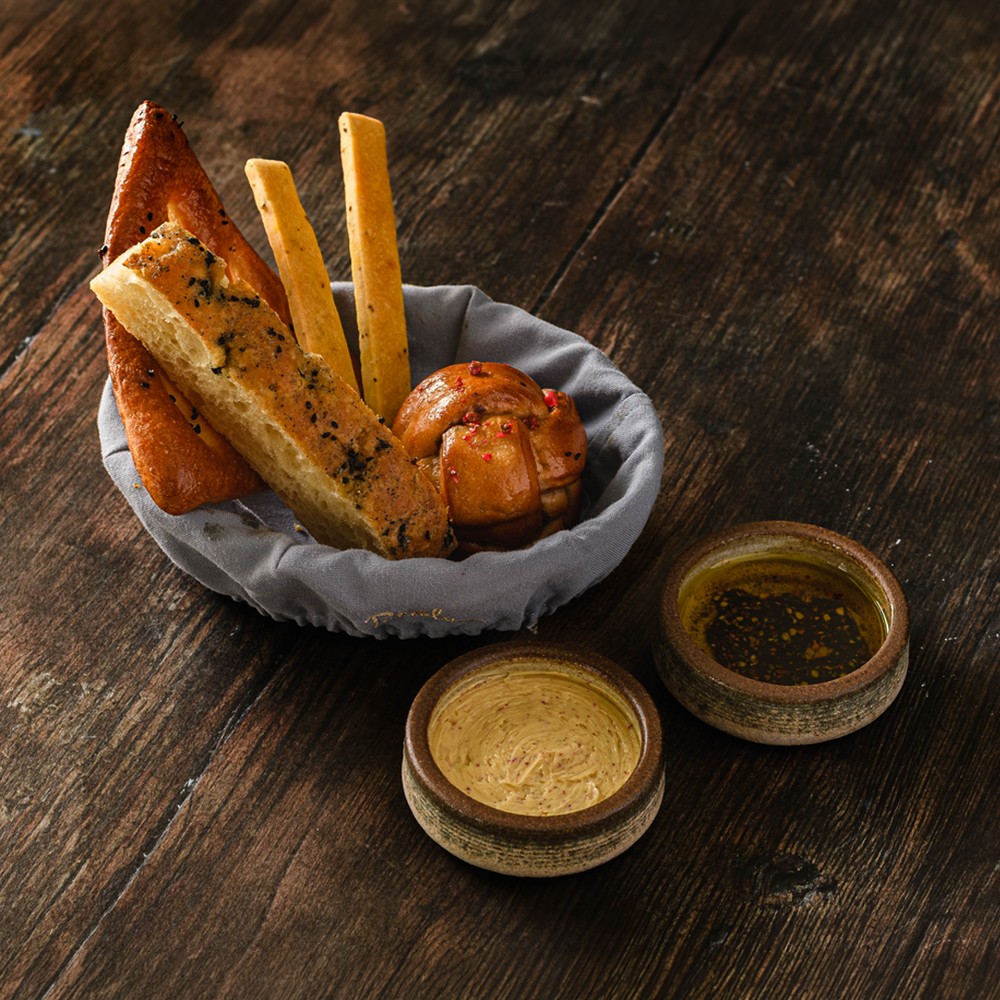 Warm Bread Selection  تشكيلة الخبز الدافئ